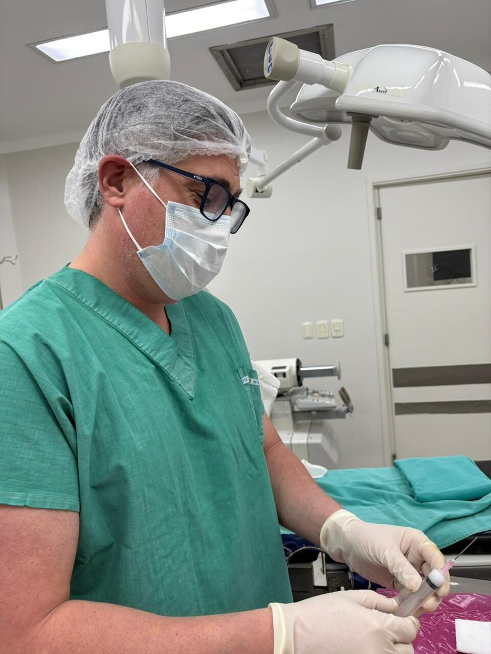 Dr. Díaz realizando un procedimiento de bloqueo