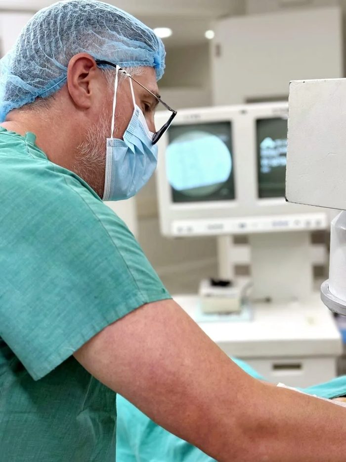 Dr. Díaz analizando imágenes de columna intraoperatorias